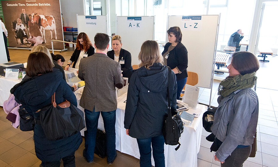 Teilnehmer und Teilnehmerinnen des TMF-Jahreskongress 2015 bei der Anmeldung