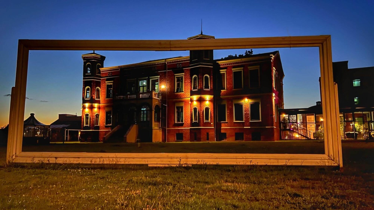 Das Elbe Resort Alte Ölmühle bei Dunkelheit in einem Bilderrahmen 