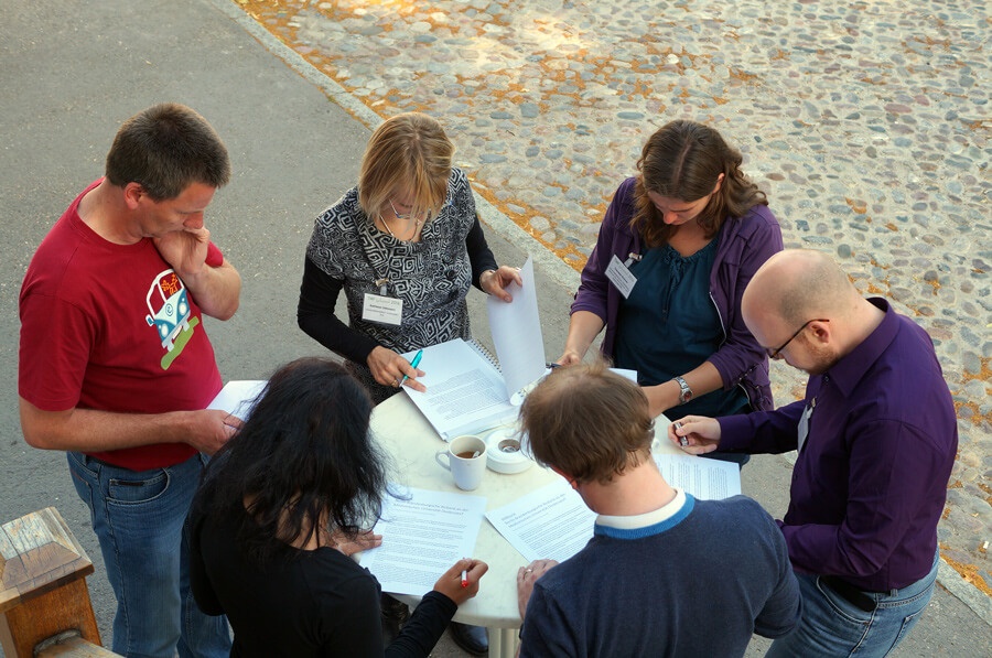 Gruppenarbeit draußen TMF School 2014