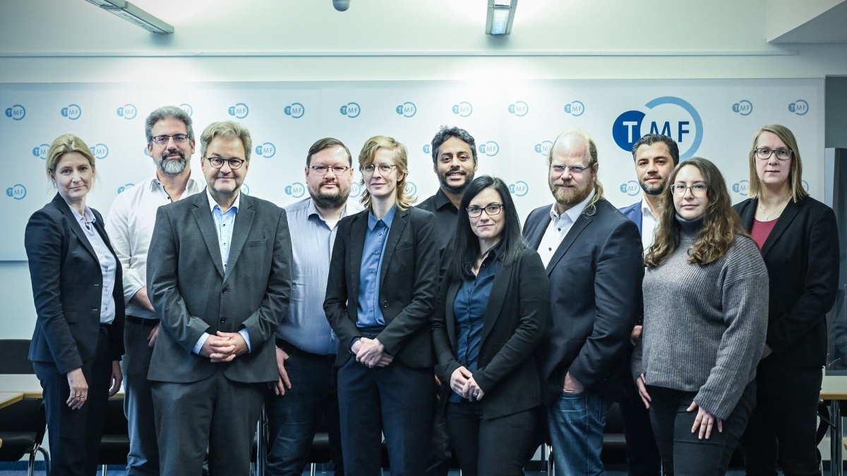 Gruppenfoto der Teilnehmenden des Kickoff-Meetings von fit4translation