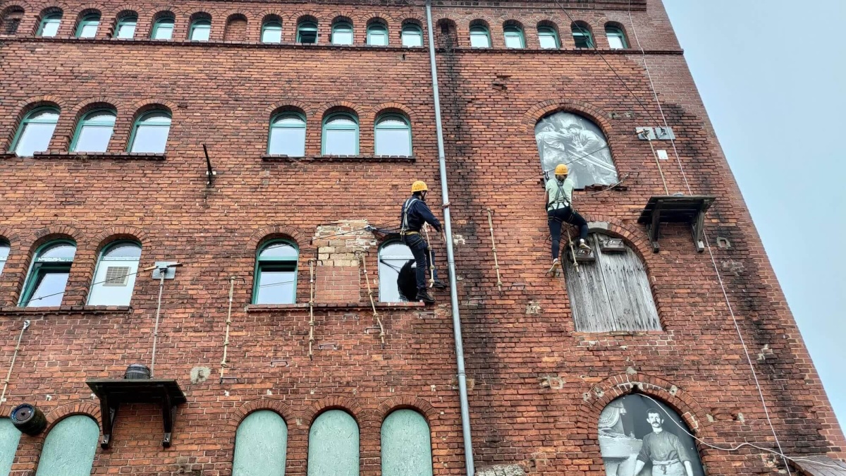 Zwei Personen beim Klettern an einer Wand des Elbe Resort Alte Ölmühle