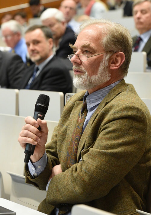 Mann mit Mikrofon TMF Jahreskongress 2014
