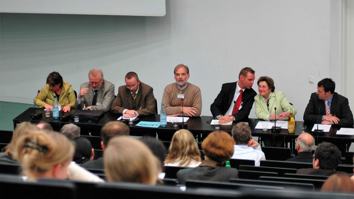 Doris Appel und andere Sprecher bei der Podiumsdiskussion zur Einführung der Gesundheitskarte