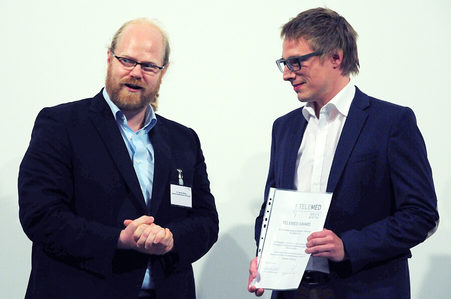 Dr. Rainer Röhrig überreichte Oliver Heinze den TELEMED-Award
