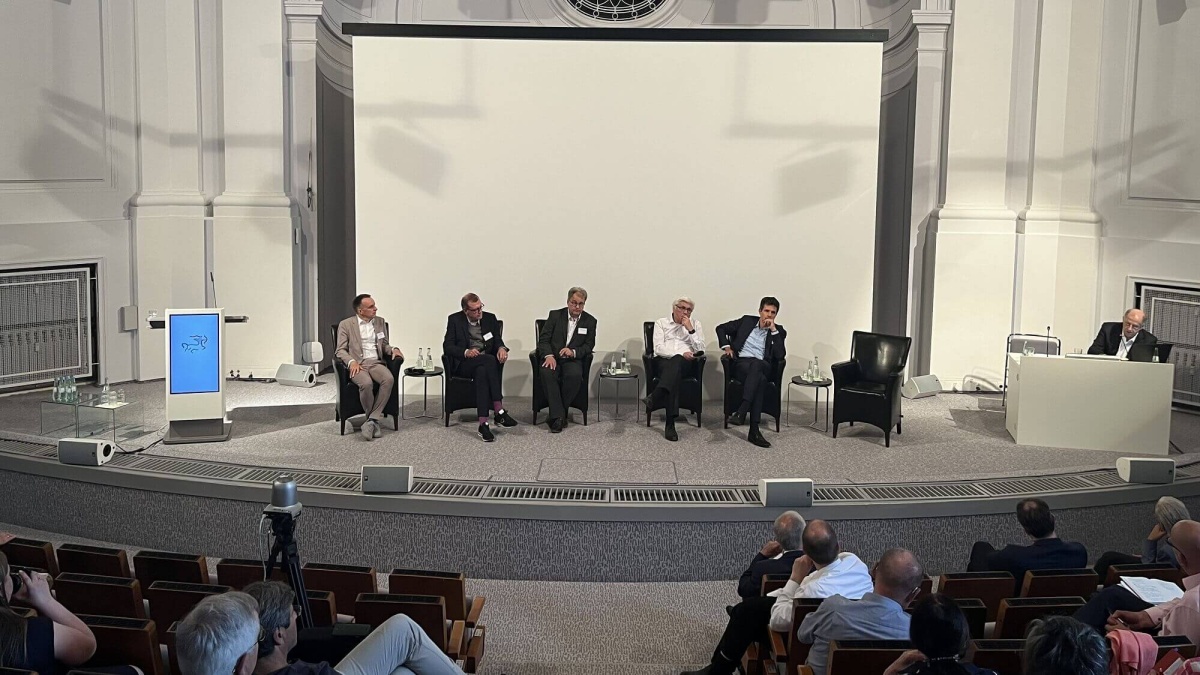 23. AKEK-Sommertagung Ein paar Referenten der 23. AKEK-Sommertagung im Saal der Kaiserin-Friedrich-Stiftung