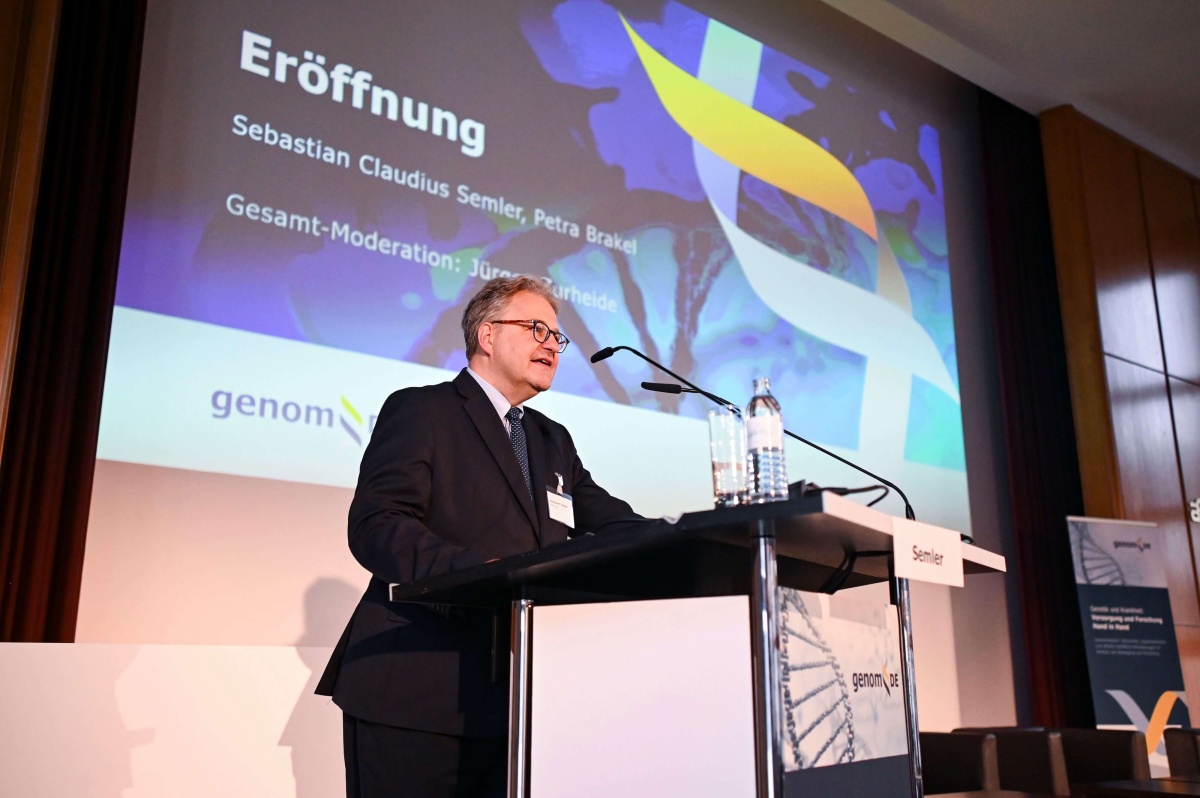 Sebastian C. Semler bei der Eröffnung des genomDE-Symposiums 2022