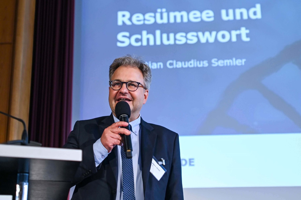 Sebastian C. Semler beim Schlusswort des genomDE-Symposiums 2022