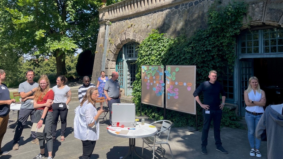 Teilnehmende der TMF-School 2022 in der Sonne und im Schatten