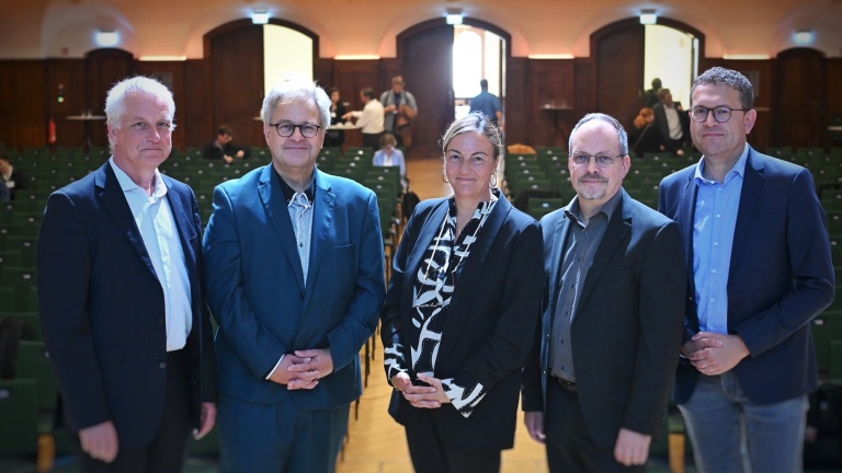 Gruppenfoto Dr. Frank Wissing, Sebastian C. Semler, Katharina Peter, Prof. Dr. André Scherag und Jens Bussmann auf dem MII-Symposium 2025.
