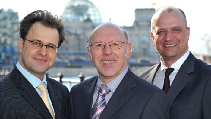 Gruppenfoto mit Sebastian Claudius Semler, Dr. Günter Steyer und Dr. Carl Dujat