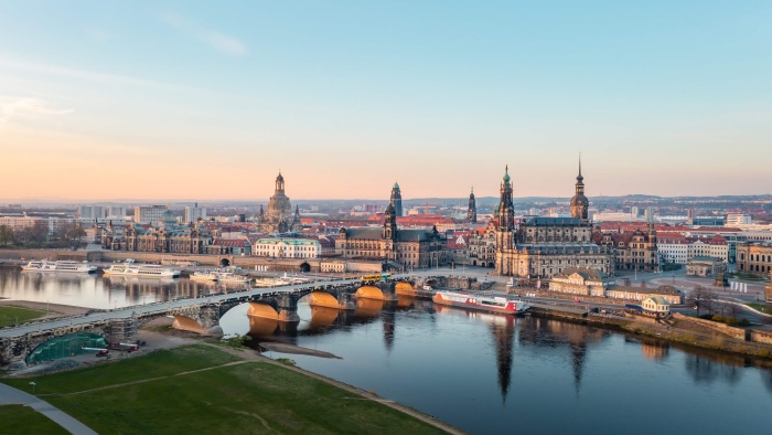 Ein Panorama der Stadt Dresden, auf dem die Elbe zu sehen ist
